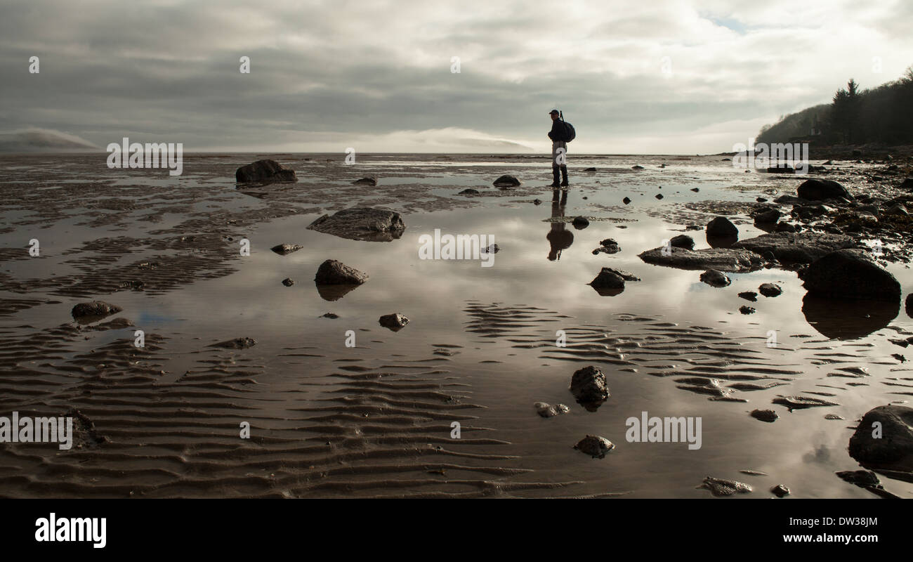 Ein nebliger atmosphärischen Morgen am Solway Firth-Küste. Fuß entlang der Kante des Auchencairn Bay mit Blick auf nebligen Hestan Insel Stockfoto