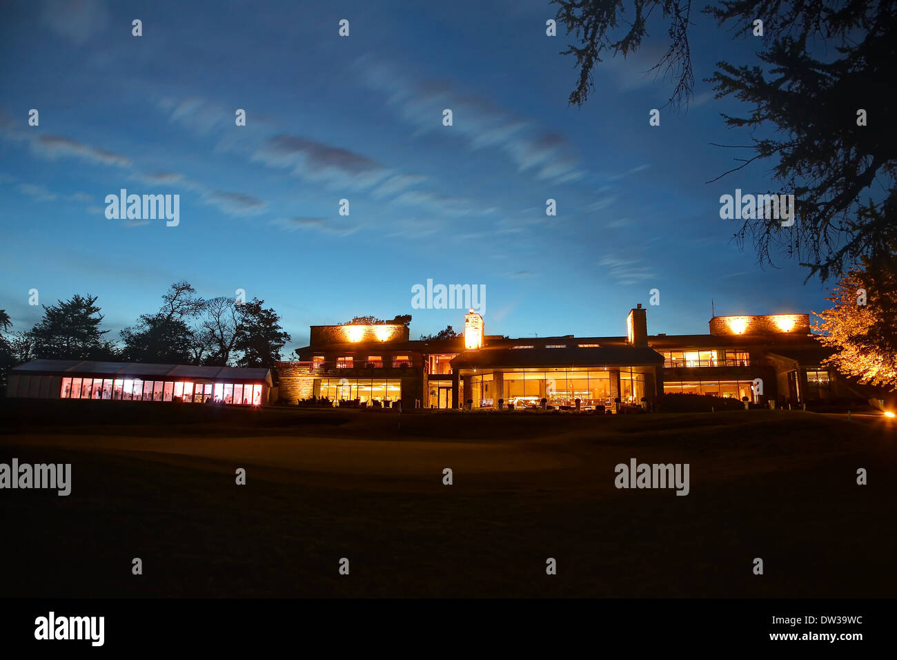 Die Lodge (Clubhaus für die "Römerstraße" und Montgomerie Golf-Kurse), Celtic Manor Resort, Newport, Wales, in der Nacht. Stockfoto