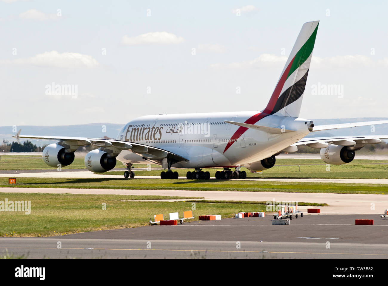 Emirates Airbus A380 Rollen auf der Landebahn des Flughafens von Manchester nach der Landung, England, UK Stockfoto