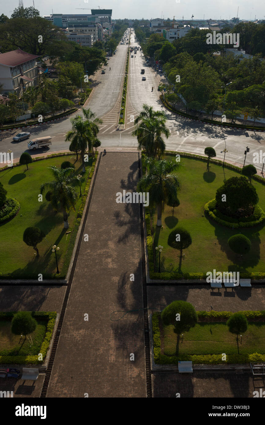 Blick hinunter zum Patuxay Park und Lane Xang Avenue von der Spitze des Denkmals Patuxai, Vientiane, Laos Stockfoto