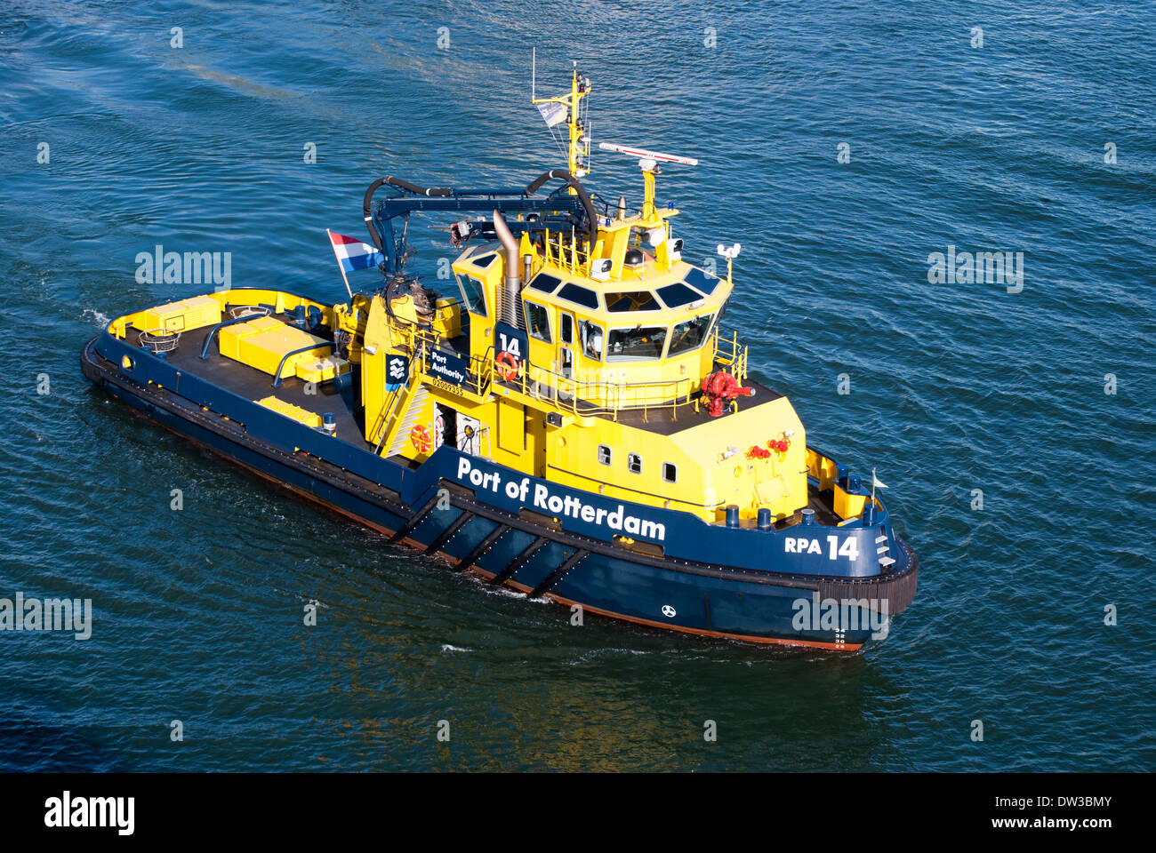 Rotterdamer Hafen Schlepper Segeln durch Docks, Holland. Stockfoto