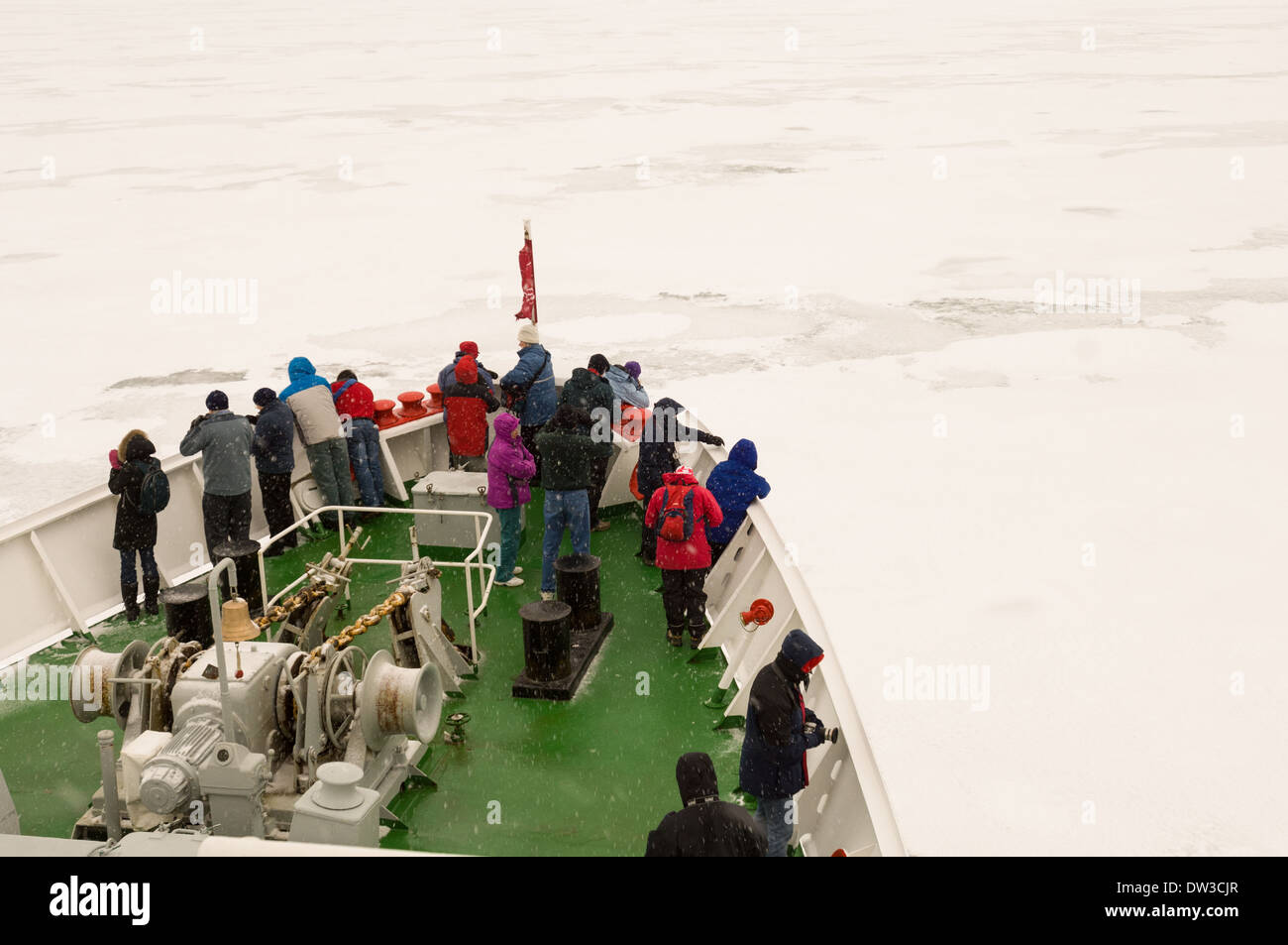 MV Explorer durch Packeis vor Kapp Lee, Edgeøya Insel Svalbard-Archipel, Norwegen Stockfoto