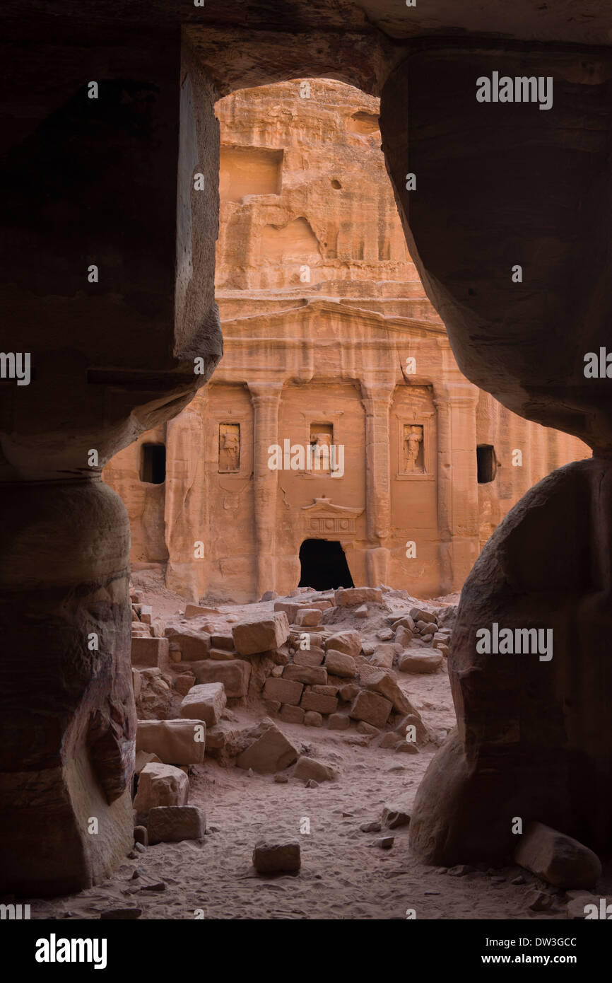 Grab des Soldaten gesehen durch die Tür des gebrochen Giebel Grabes, Petra, Jordanien Stockfoto