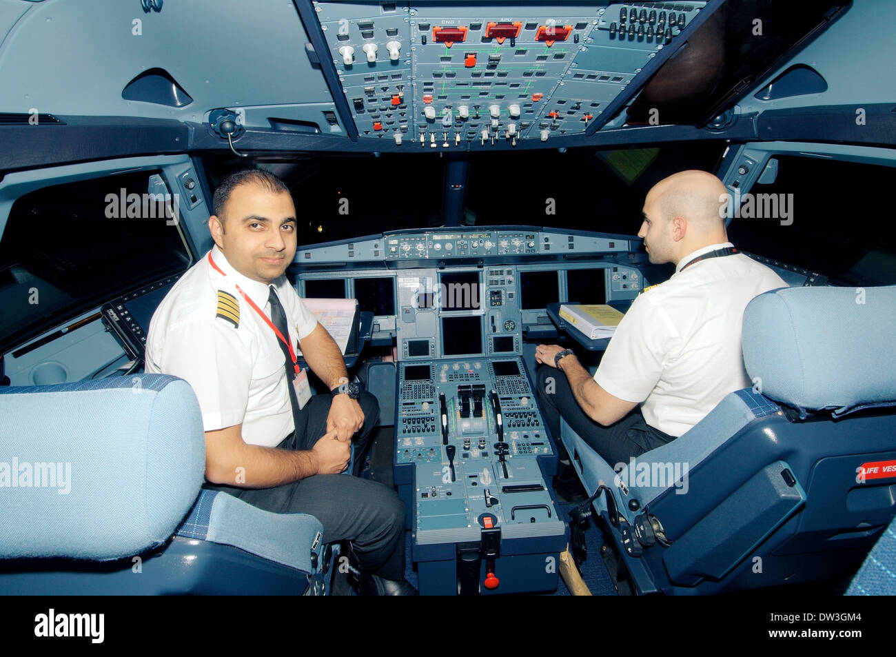 Piloten Flugzeuge Airbus a-320 im Cockpit, Flughafen Sharjah, Sharjah (Emirat), Vereinigte Arabische Emirate Stockfoto