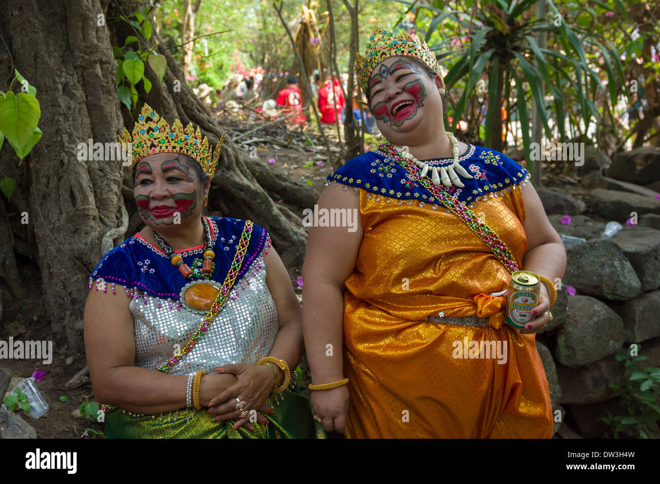Großen Lao Frauen gekleidet als Royalty in nach der Prozession am Mue Nau, der mittlere Tag der Lao Neujahr (Pi Mai Lao), Luang Prabang, Laos Stockfoto
