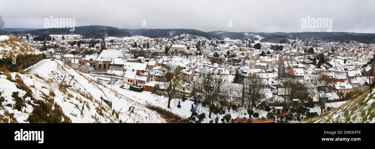 Die Stadt Bitche im regionalen Naturpark Vosges, Nordfrankreich. Dezember. Stockfoto