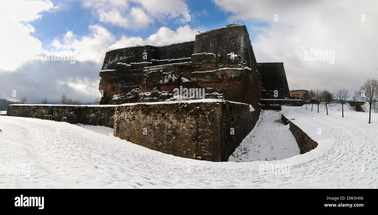 Die Zitadelle hoch über der Stadt Bitche im regionalen Naturpark Vosges, Nordfrankreich. Dezember. Stockfoto