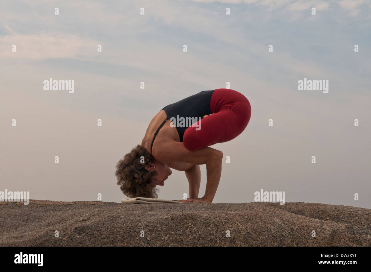 Iyengar Yoga Instructor zeigt Kukkutasana Vorbereitung (Balancing). Stockfoto
