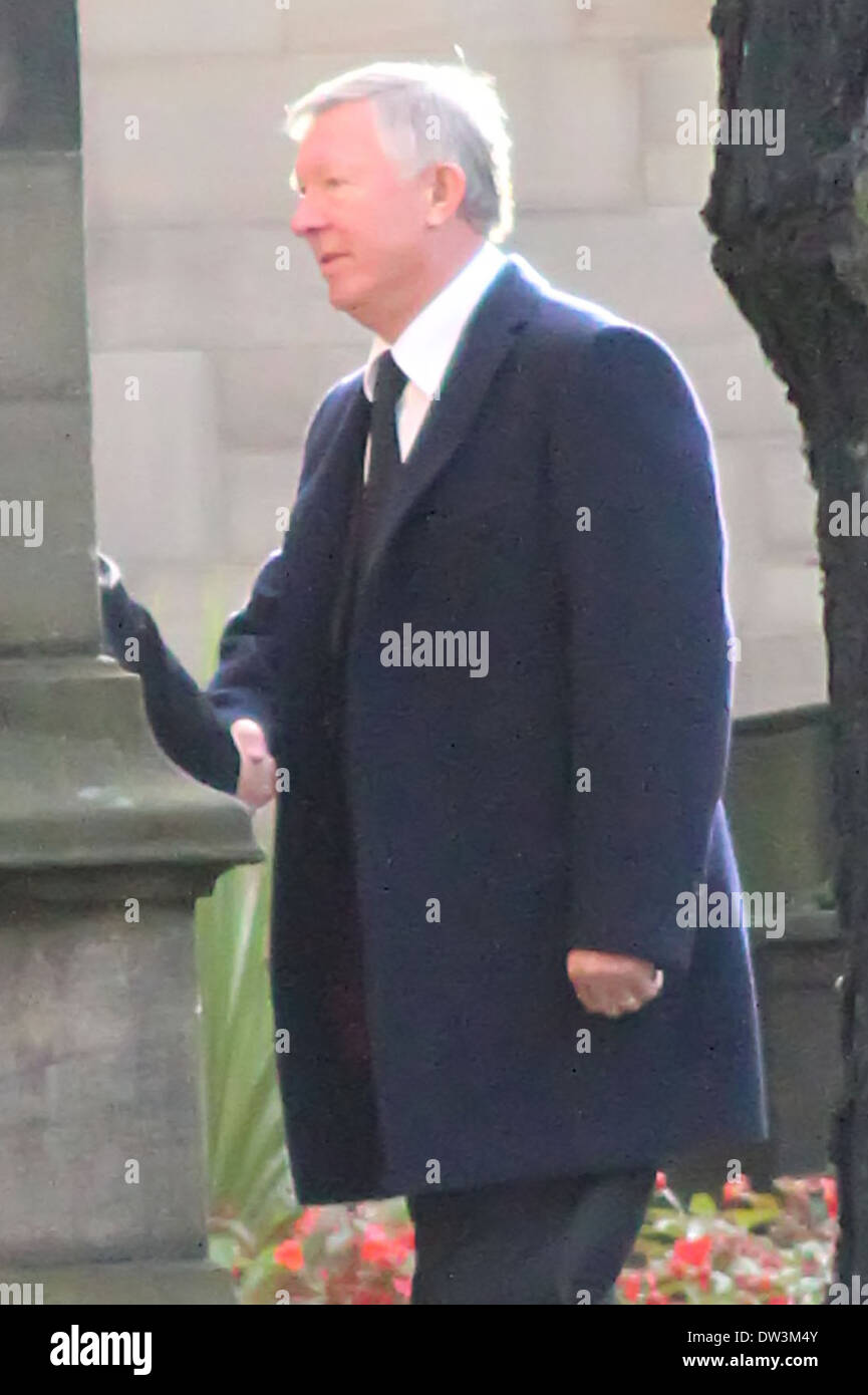 Manchester United Manager Sir Alex Ferguson, kommt bei der Beerdigung von PC Fiona Bone, der neben Kollegen PC Nicola Hughes, findet im Manchester Cathedral getötet wurde. Manchester, England - 04.10.12 Featuring: Manchester United Manager Sir Alex Stockfoto