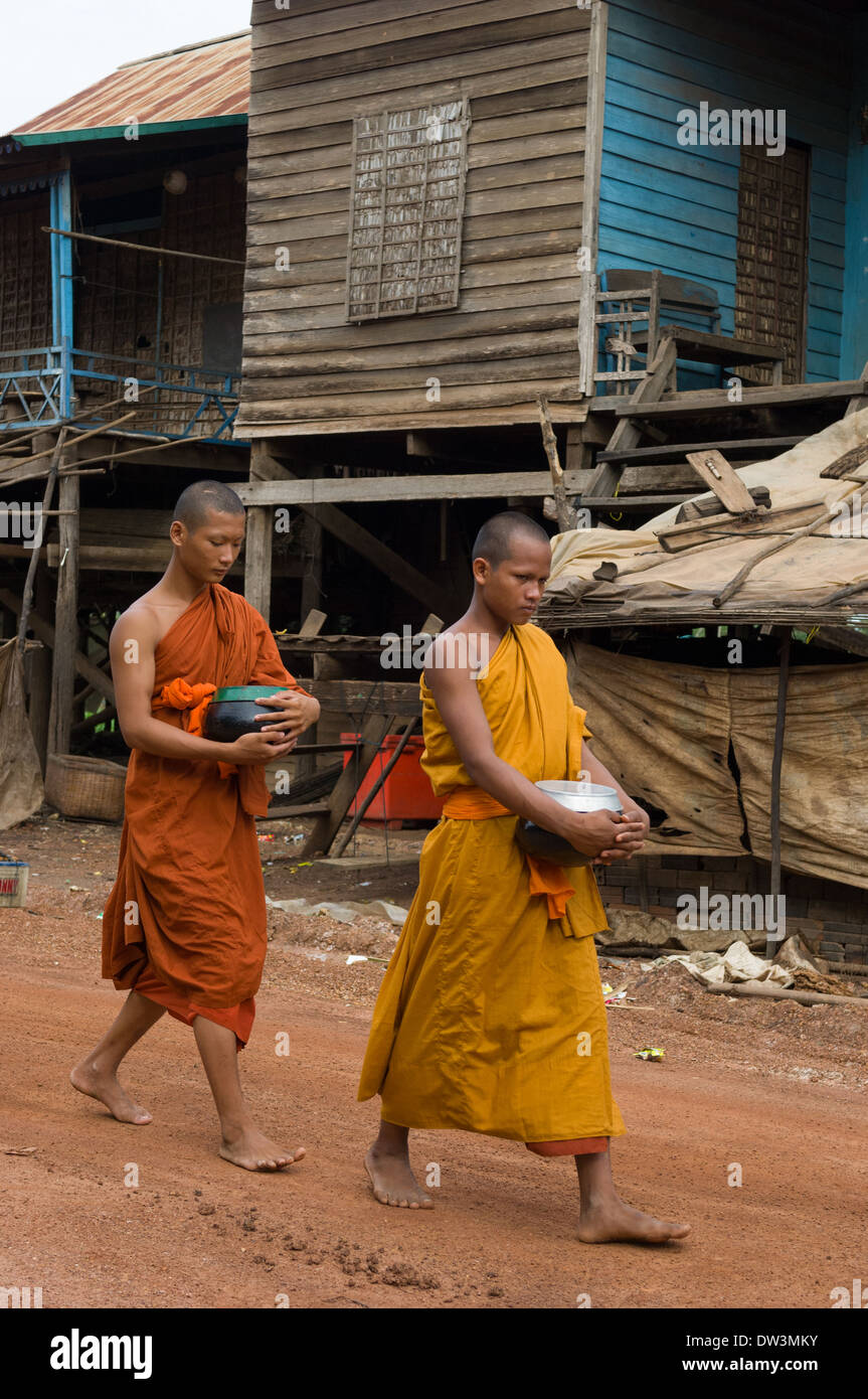 Buddhistische Mönche auf ihre Morgen Almosen rund, Kompong Klang, am Ufer des Tonle Sap See, in der Nähe von Siem Reap, Kambodscha Stockfoto
