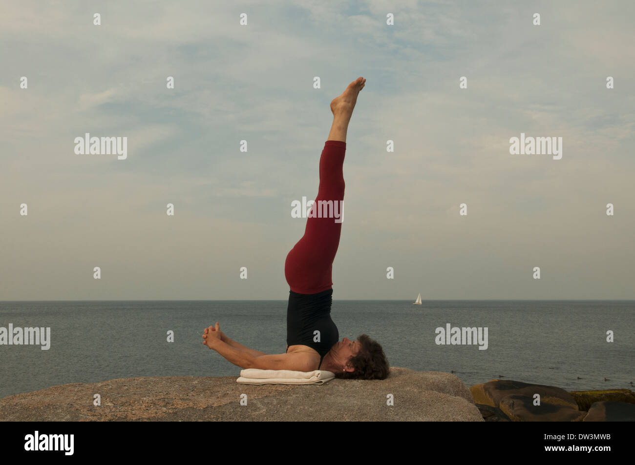 Iyengar Yoga Instructor zeigt Asana. Stockfoto