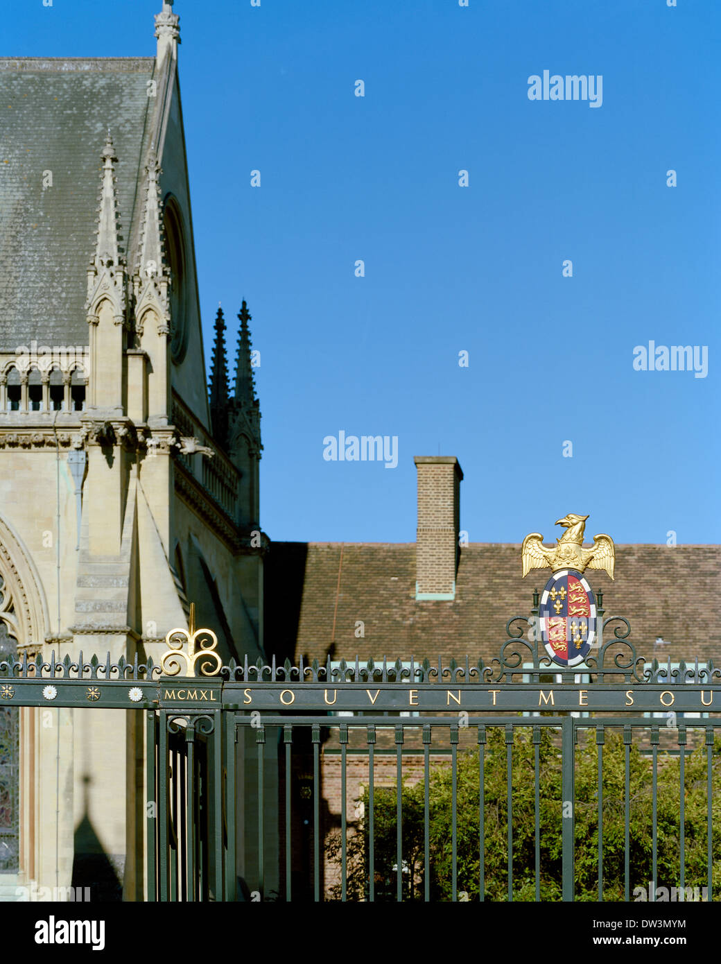 Vergoldete Adler Wappen auf die Tore der St. Johns College in Cambridge Stockfoto