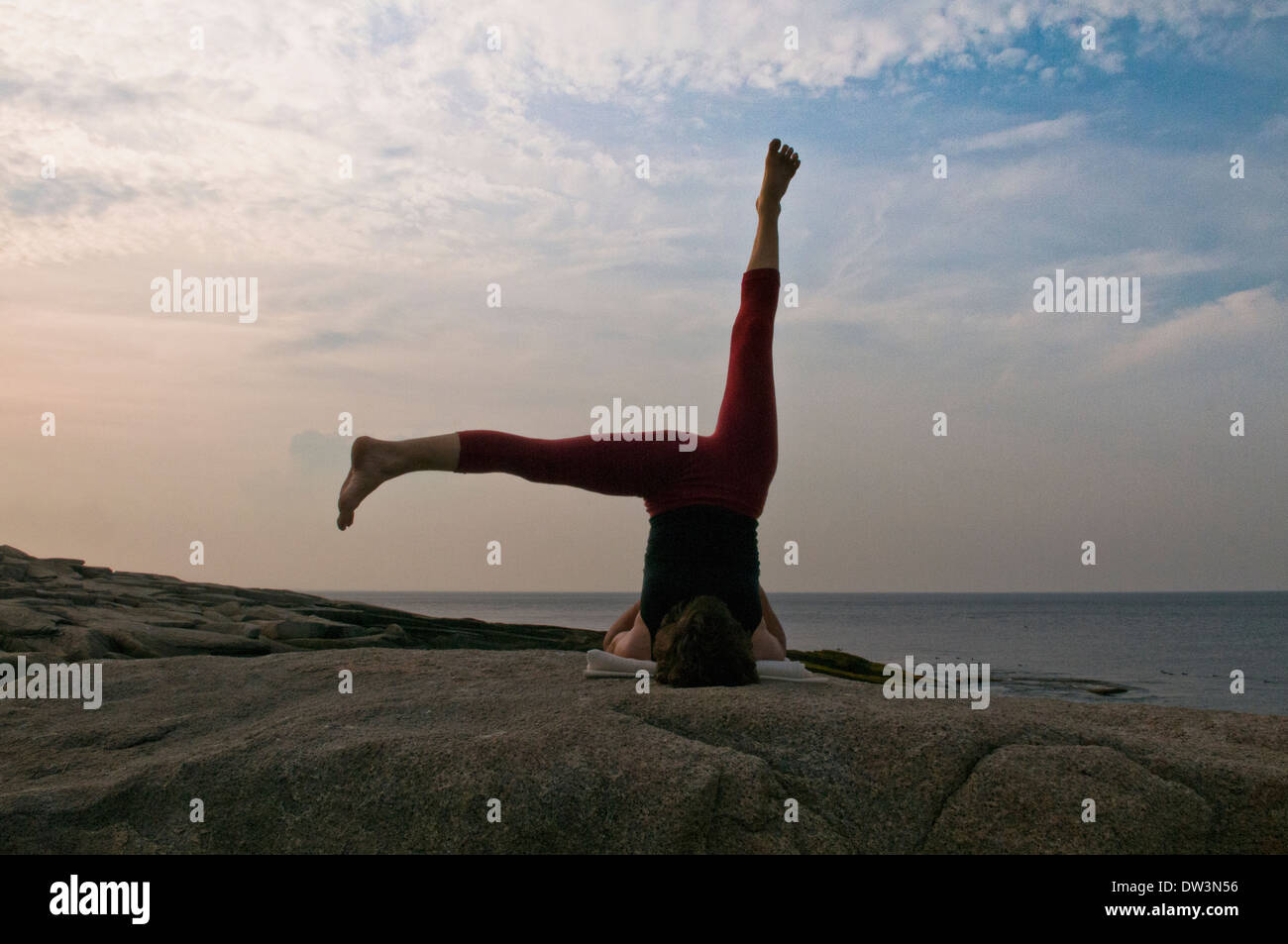 Iyengar-Yoga-Lehrer zeigt eine Asana. Stockfoto