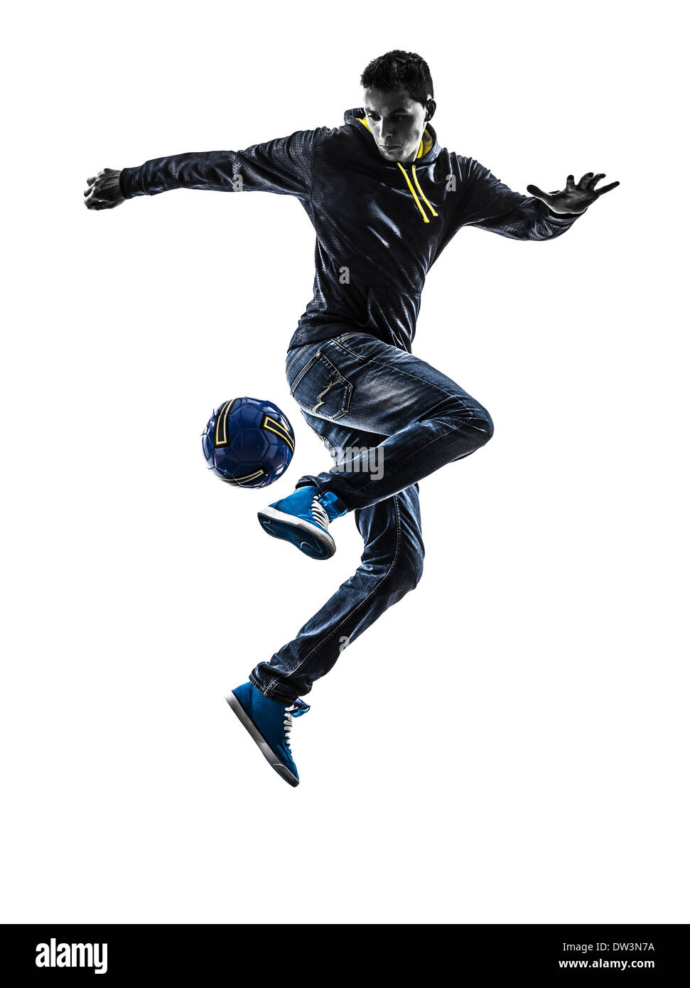 ein junger Mann Freestyler Fußballspieler in der Silhouette auf weißem Hintergrund Stockfoto