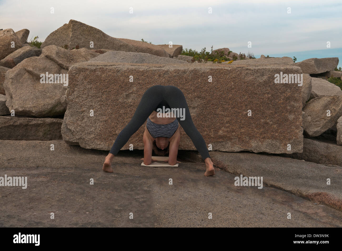 Iyengar-Yoga-Lehrer zeigt eine Asana. Stockfoto