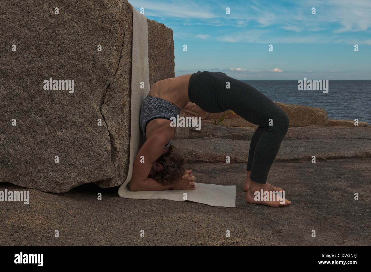 Iyengar Yoga-Lehrer zeigt Viparita Dandasana (Backbend). Stockfoto