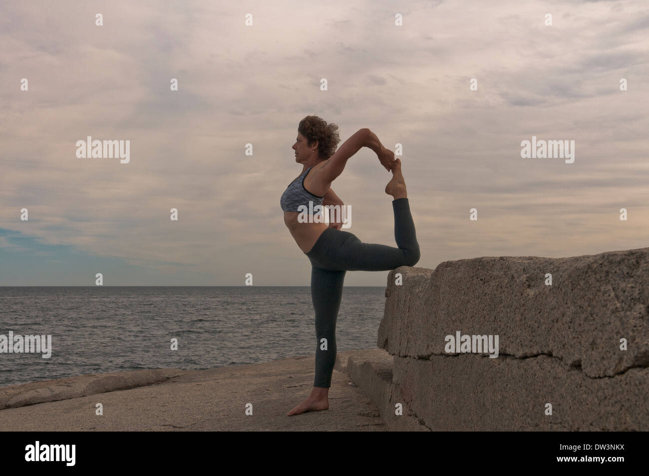 Iyengar Yoga Instructor zeigt Natarajasana Vorbereitung (Backbend). Stockfoto