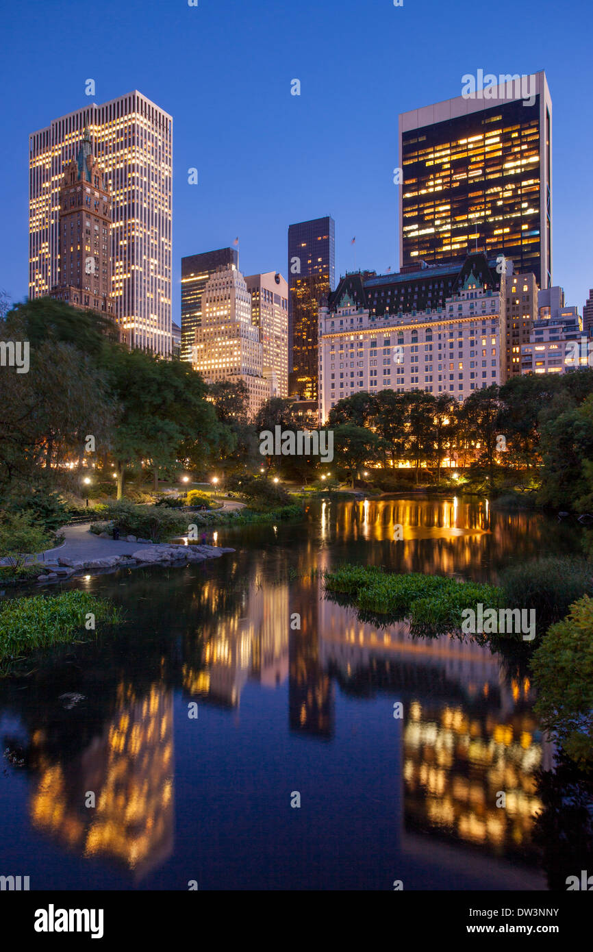 Central Park in der Dämmerung mit Reflexionen von Gebäuden in Midtown Manhattan, New York City USA Stockfoto