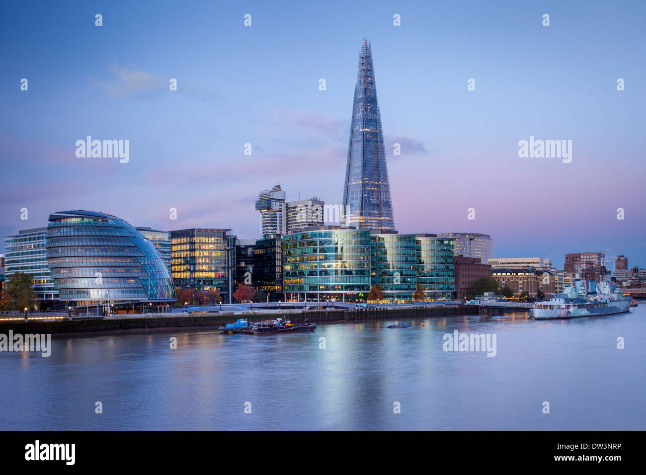 Am frühen Morgen über The Shard, City Hall und die Gebäude der mehr London Entwicklung entlang der South Bank, London England, UK Stockfoto