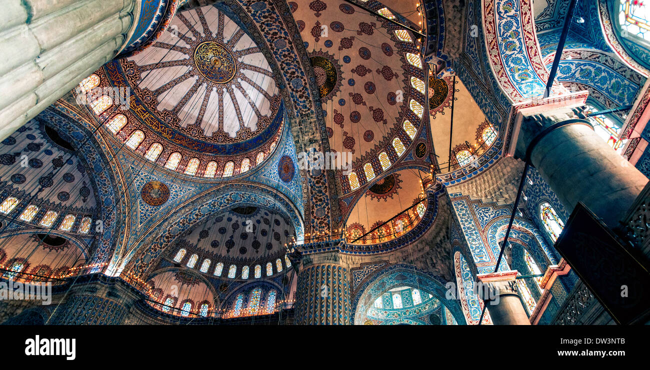 Gewölbte Decke der blauen Moschee in Istanbul Türkei Stockfoto
