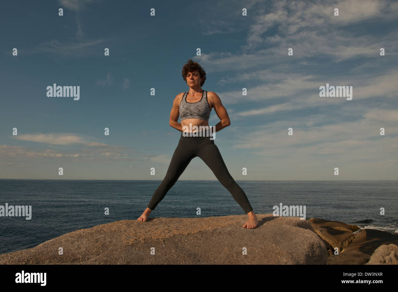 Iyengar-Yoga-Lehrer zeigt eine Asana. Stockfoto