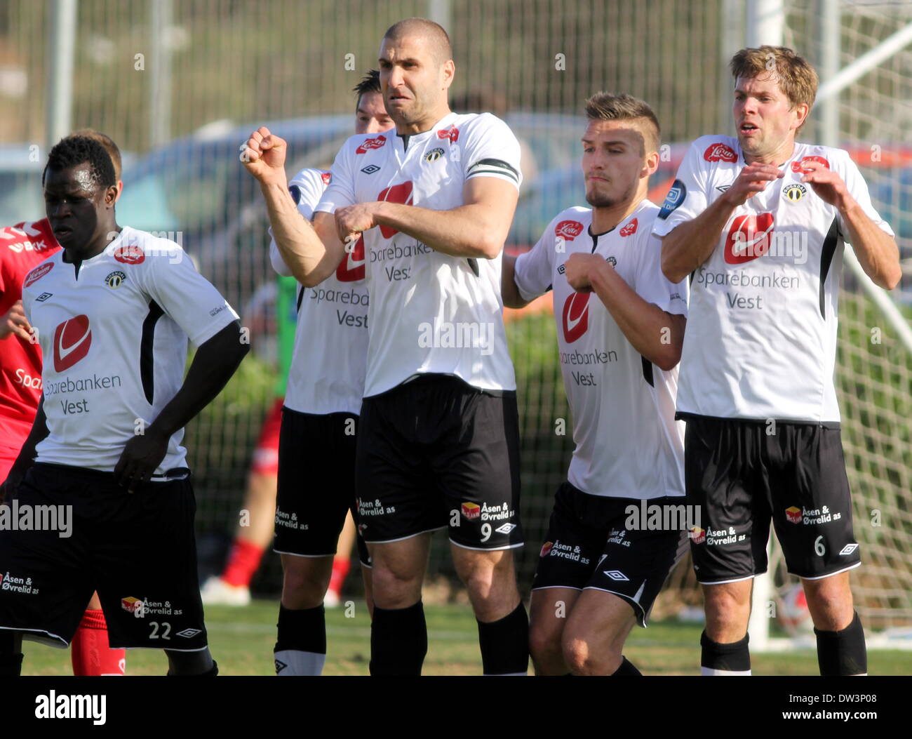 La Manga, Spanien. 26. Februar 2014. 26. Februar 2014. La Manga Cup - Sogndal V Brann im la Manga Club, Spanien. Norwegen-Vorsaison-Freundschaftsspiele. Azar Karadas (9) führt die Wehrmauer für Sogndal Foto von Tony Henshaw / La Manga Fotos/Alamy Live News Stockfoto