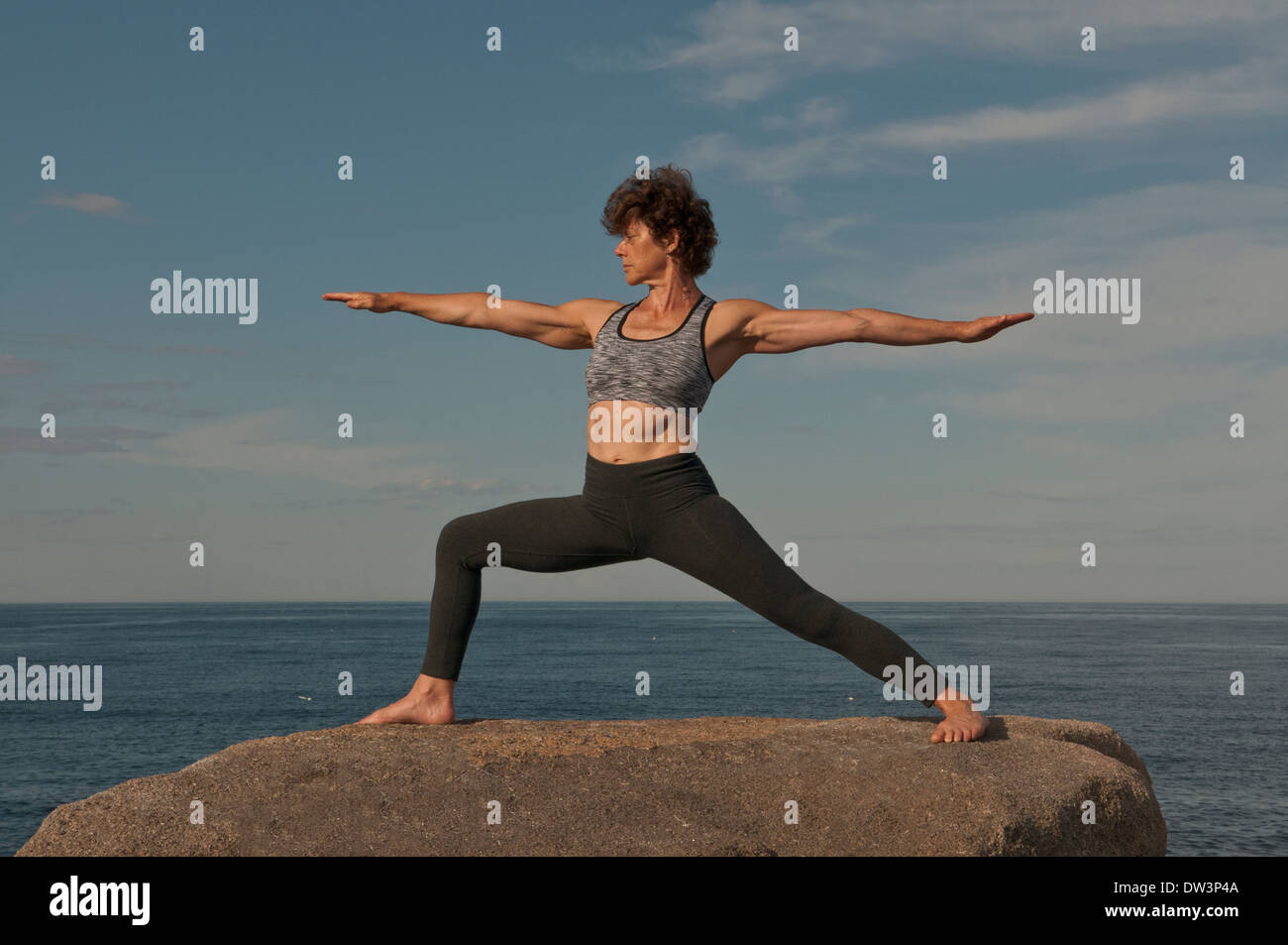 Iyengar Yoga-Lehrer zeigt Virabhadrasana 2 (stehend). Stockfoto