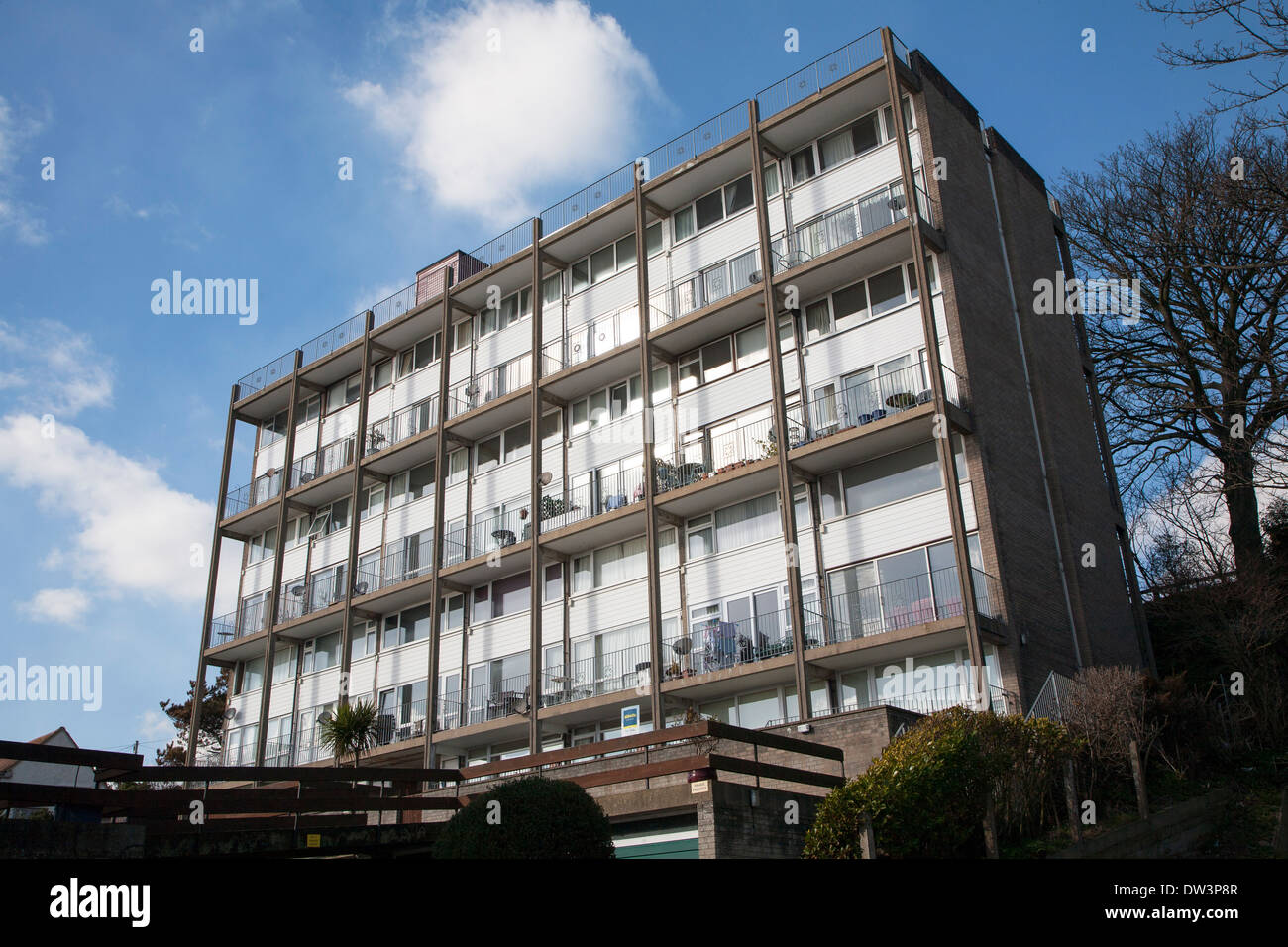 1960er-Jahre-Style-Block von Wohnungen am Strand von Felixstowe, Suffolk, England Stockfoto