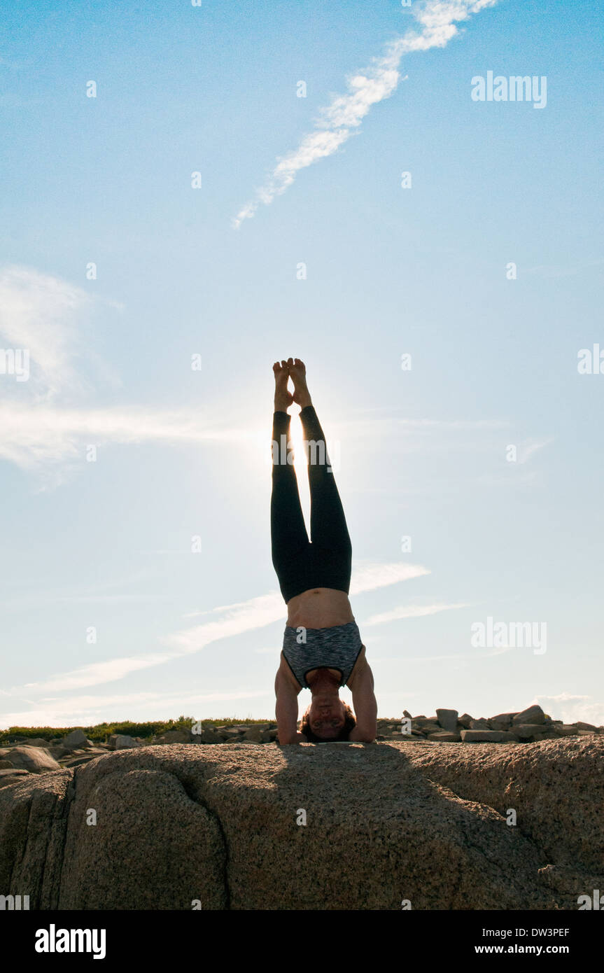 Iyengar-Yoga-Lehrer zeigt eine Asana. Stockfoto