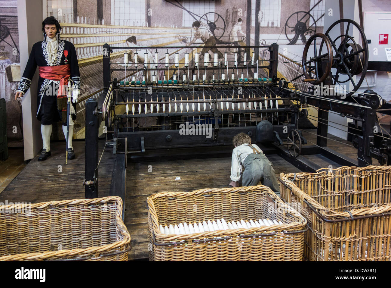 Kinderarbeiter arbeiten bei Mule Jenny, halbautomatische drehende Maschine, MIAT, industrielle Archäologiemuseum, Gent, Belgien Stockfoto