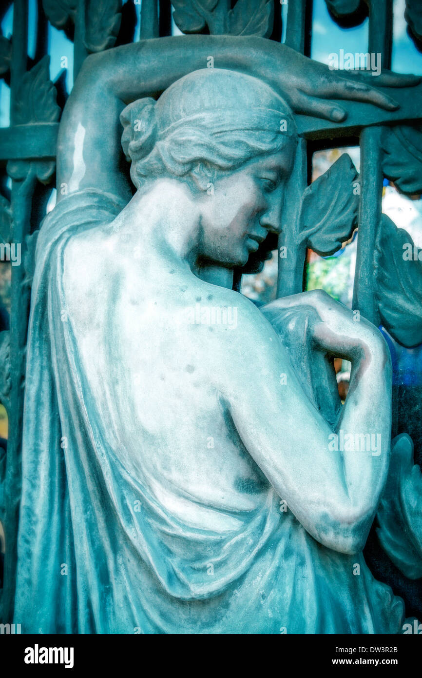 Detail einer weiblichen Figur aus Metall mit Patina auf ein Mausoleum Tor in Machpela Friedhof in Glendale Abschnitt von Queens, New York Stockfoto