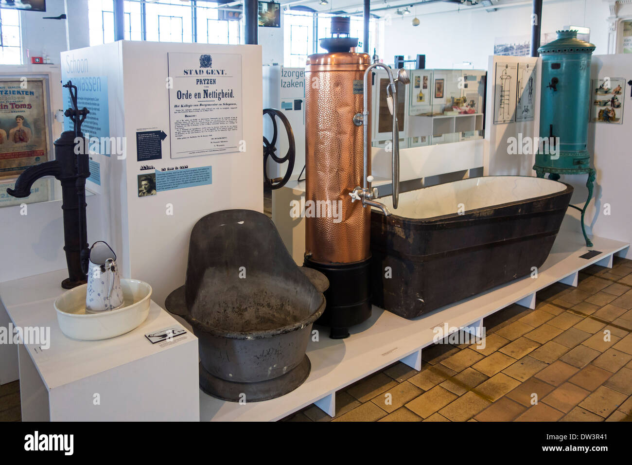 Alter des 19. und frühen 20. Jahrhunderts Badewannen und Heizungen bei MIAT, industrielle Archäologiemuseum, Gent, Belgien Stockfoto