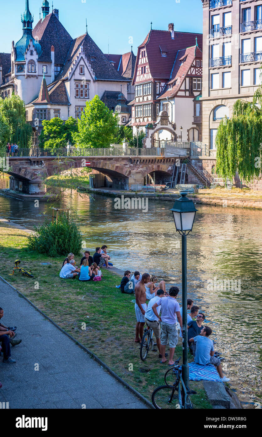 Junge Menschen treffen und plaudern auf Kranke riverbank Strasbourg Elsass Frankreich Europa Stockfoto