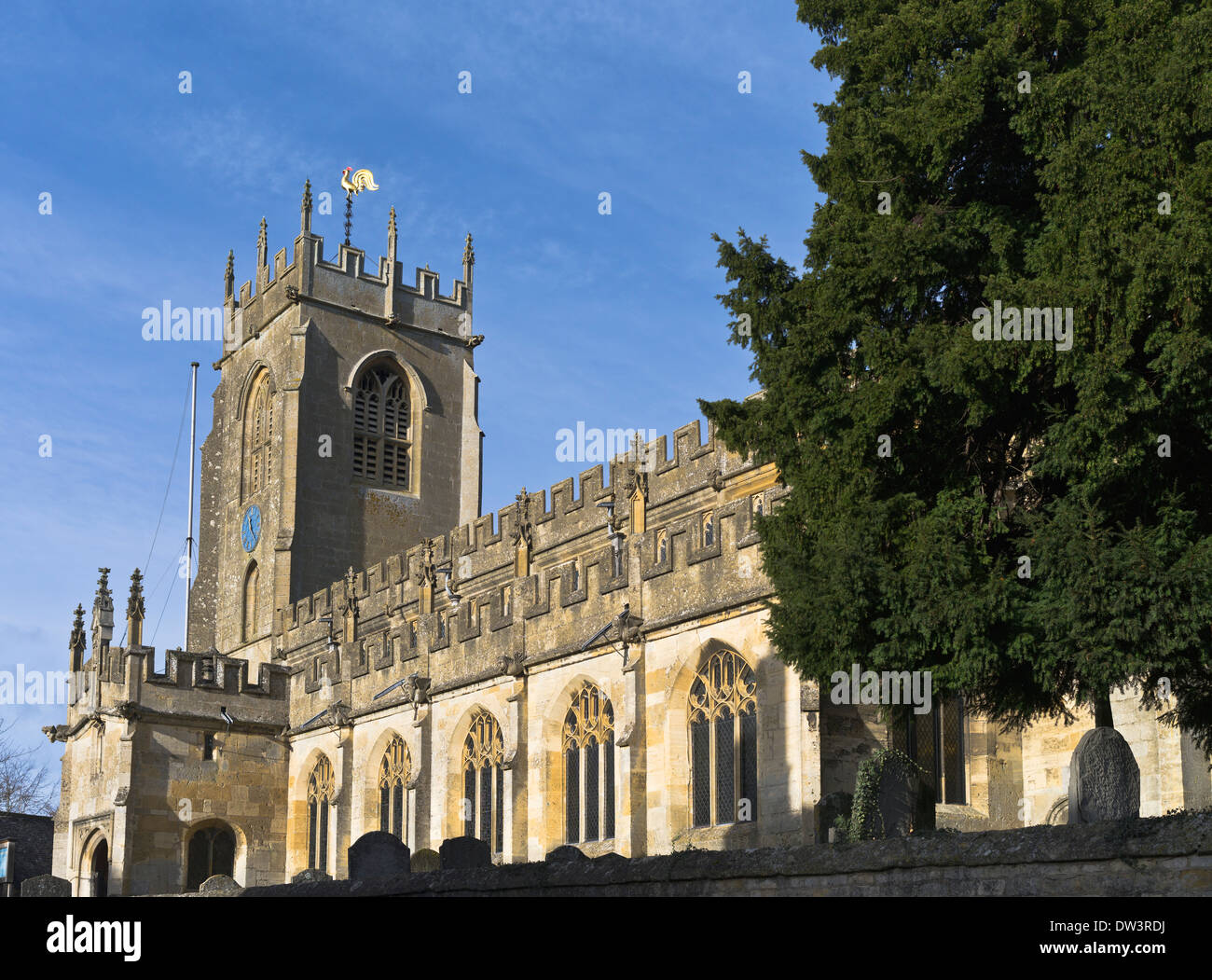 dh St Peters Church cotswolds UK WINCHCOMBE GLOUCESTERSHIRE Cotswolds anglikanisch kirche Uhr Glockenturm Glockenturm historische Stadt england Dorf Stockfoto