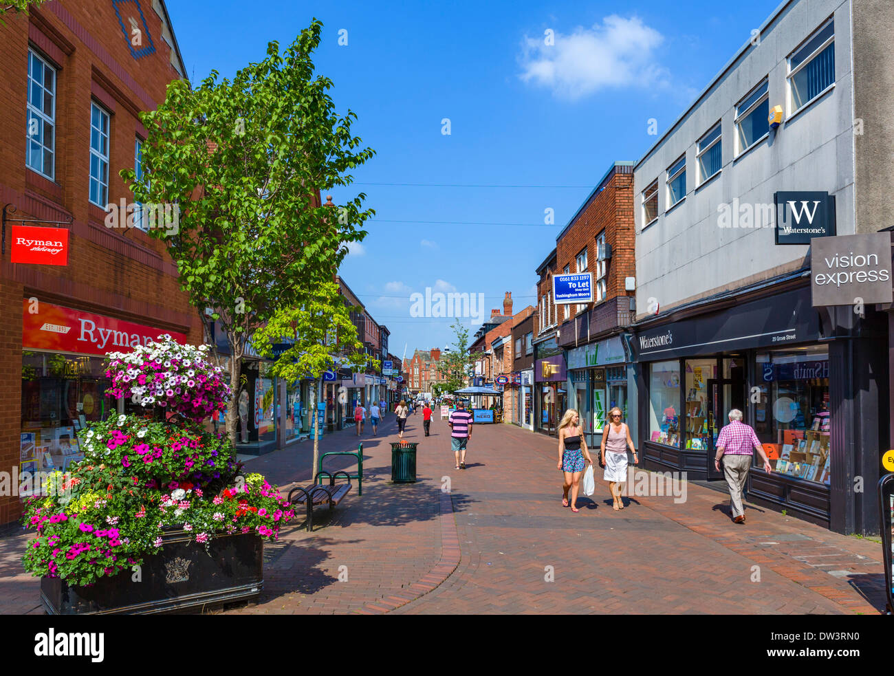 Geschäfte auf der High Street (Grove Street) in der Stadt Zentrum, Wilmslow, Cheshire, England, UK Stockfoto