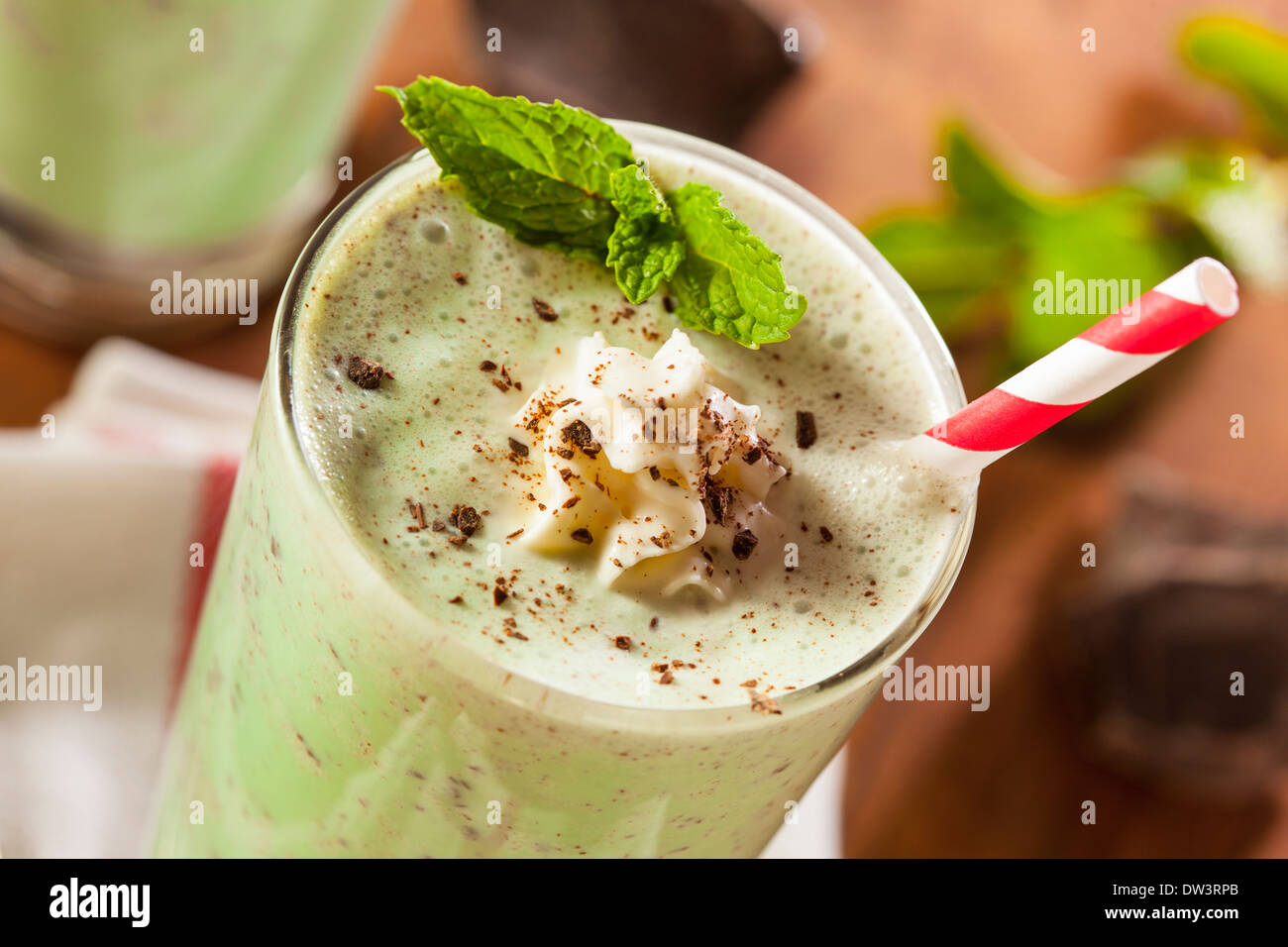 Kalte erfrischende Mint Chocolate Chip Milchshake mit einem Strohhalm Stockfoto