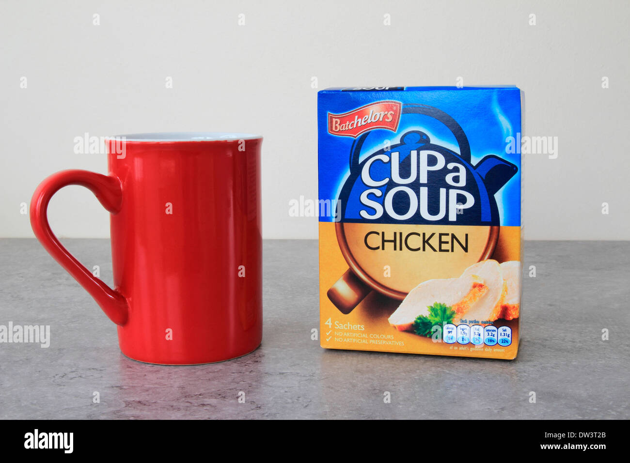 Batchelors Cup vielfältige Suppe Huhn mit roten Becher Stockfoto
