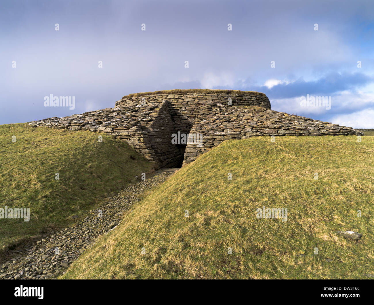 dh Quoyness Chambered Cairn SANDAY ISLAND ORKNEY ISLES Schottland Neolithische Grabstätte großbritannien Elsness Hügel Bronzezeit Grabeingang Stockfoto