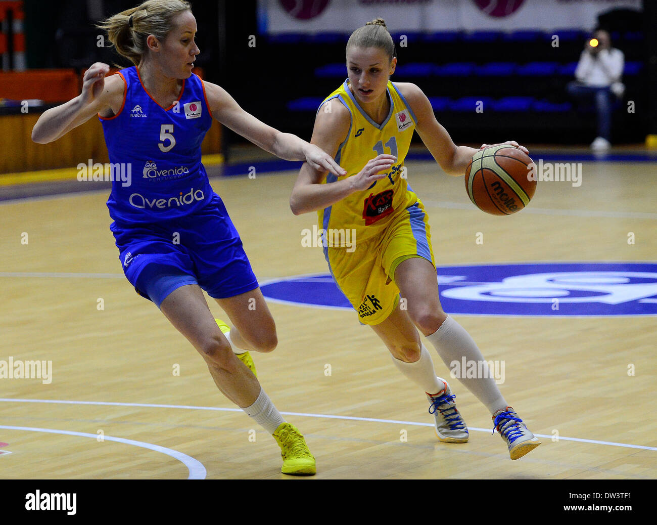 Katerina Elhotova der USK Praha, Recht, und Marta Fernandez von Salamanca in der Women Basketball Europäische Liga C Gruppe 14. Vorrundenspiel USK Praha Vs Salamanca in Prag, Tschechische Republik, 26. Februar 2014 abgebildet. (CTK Foto/römische Vondrous) Stockfoto