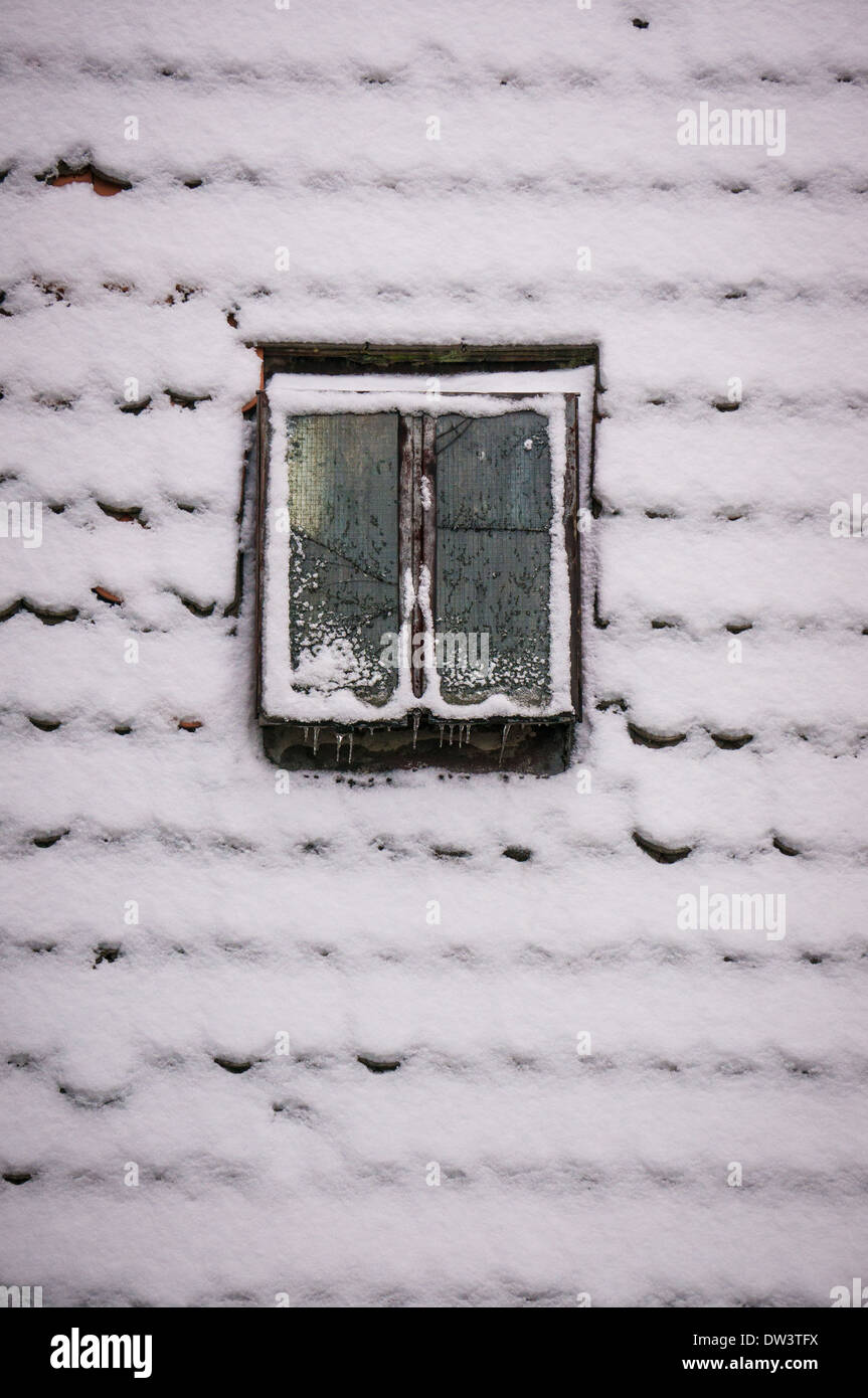 Ein zerbrochenes Fenster im Schnee Stockfoto
