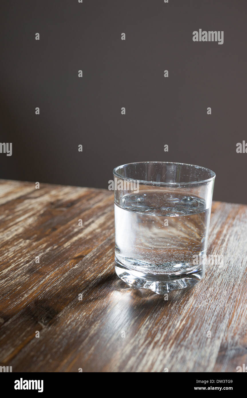 Ein Glas Wasser auf einem Tisch Stockfoto