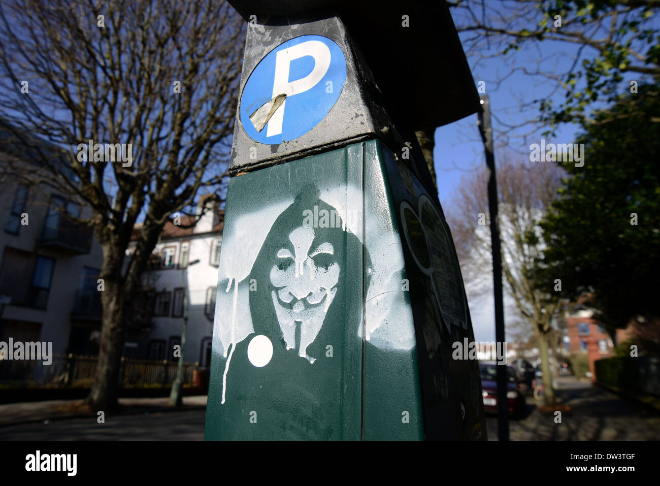 Eine Anarchie-Symbol gemalt auf der Seite der Zahlen und Anzeige Auto Parkuhr in Brighton und Hove, East Sussex, UK. Stockfoto