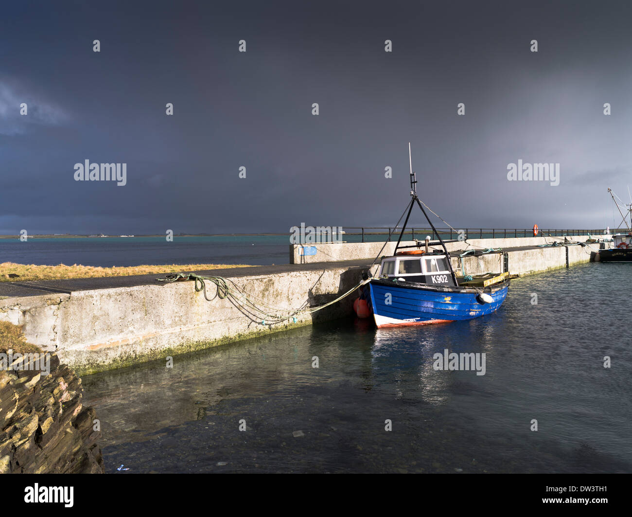 dh Kettletoft Harbour SANDAY ORKNEY Gewitter nähert sich Fischerboot Hafen Pier schottland dramatische Sky Boats Meer sonnig Stockfoto