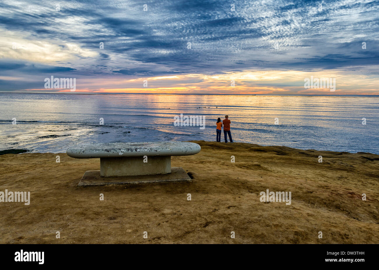 Menschen den Sonnenuntergang am Sunset Cliffs Natural Park. San Diego, California, Vereinigte Staaten von Amerika. Stockfoto