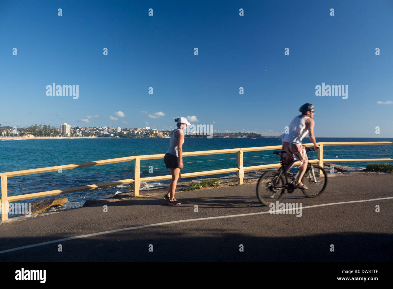 Geschwindigkeit-Walker und Radfahrer am Küstenweg Manly Beach in Bacvkground nördlichen Strände Sydney New South Wales NSW Australia Stockfoto