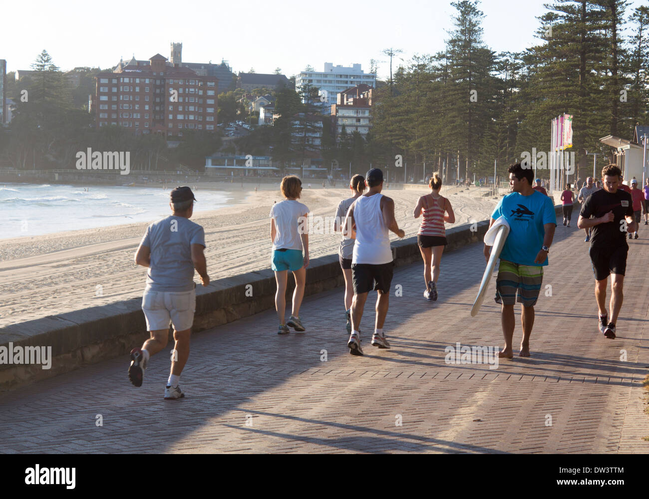 Läufer Jogger Geschwindigkeit Wanderer und Surfer auf der Promenade von Manly Beach Sydney New South Wales NSW Australia Stockfoto