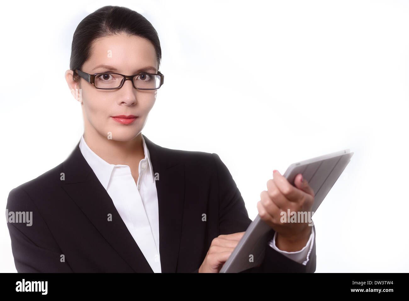 stilvolle Business-Frau mit Brille arbeiten auf ihrem Tablettcomputer Stockfoto