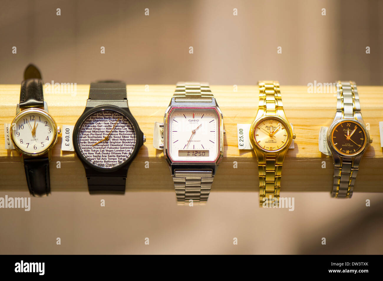 Auswahl an Uhren im Angebot in einem Shop. Stockfoto