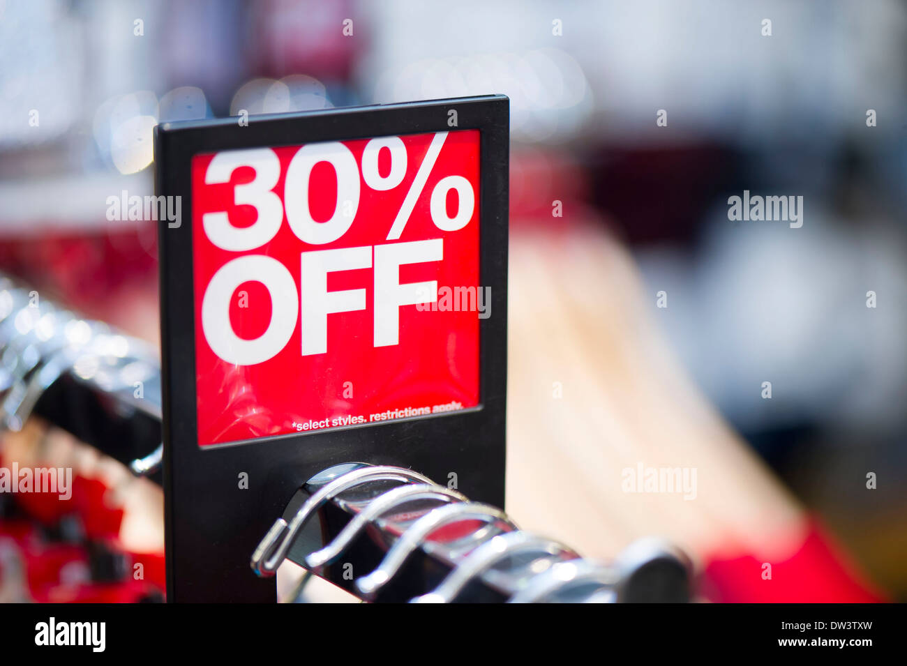 30 % Rabatt melden im Ladengeschäft Kleidung am schwarzen Freitag. Stockfoto