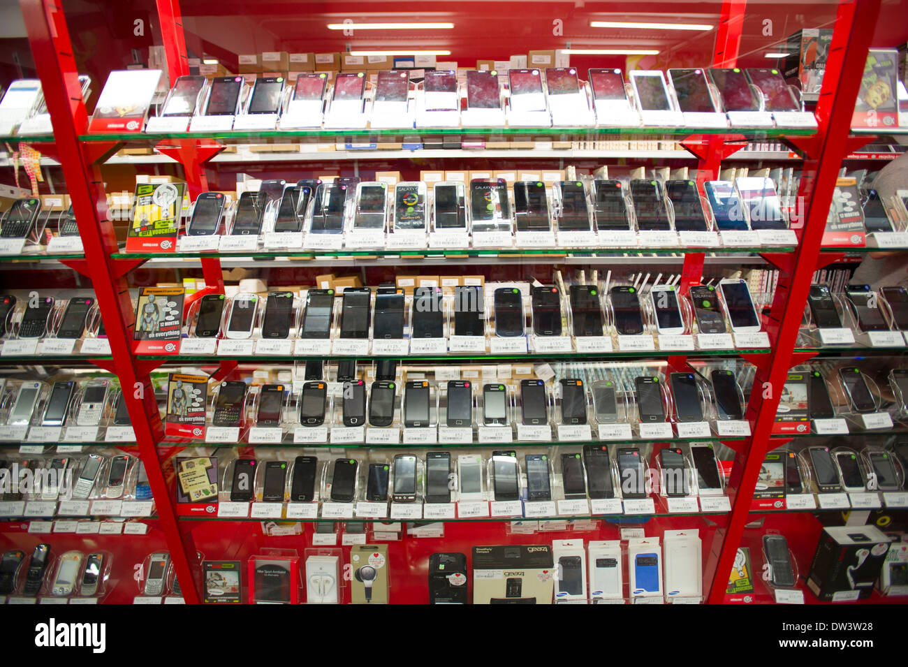 Second Hand Handys in einem Pfandhaus. Stockfoto
